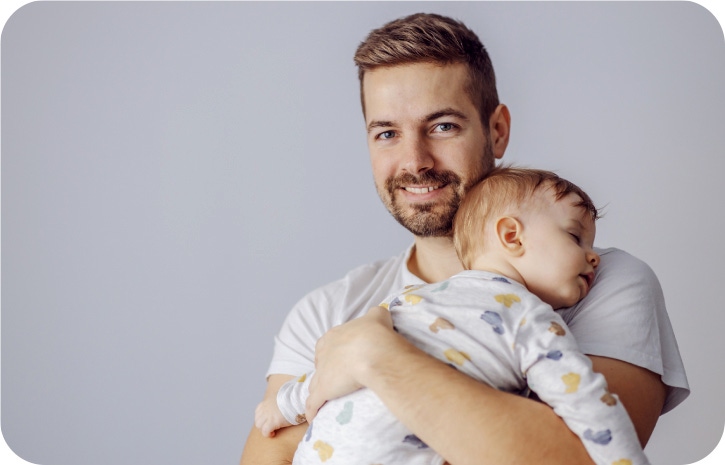 Vater tröstet Kind _BEBA COMFORT | Babyservice 