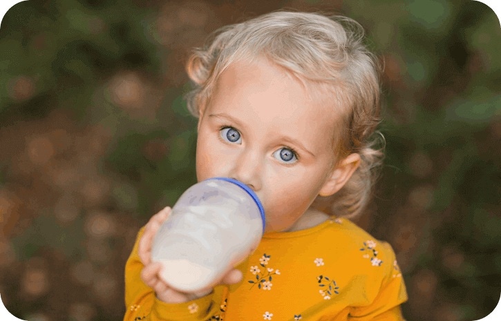 Kind trinkt Fläschchen | Babyservice