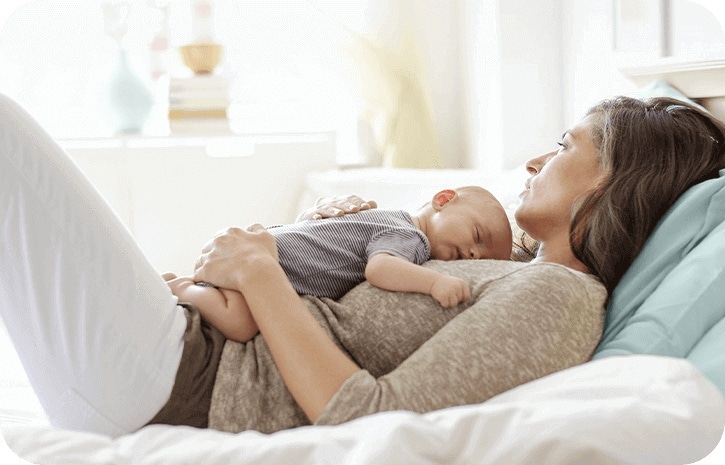 Mama und Kind ruhen sich aus | Babyservice
