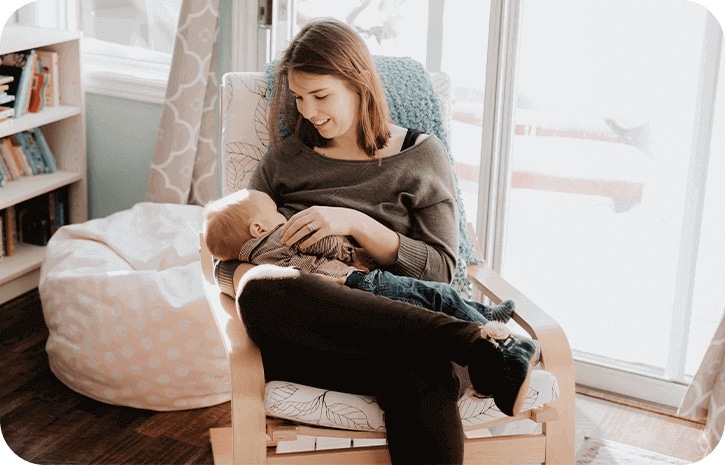 Mama stillt Baby Zuhause | Babyservice