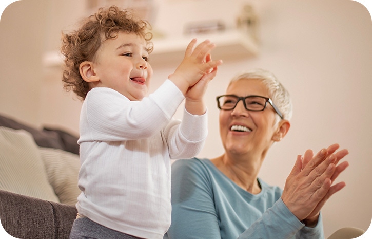 Oma spielt mit Enkel | Babyservice