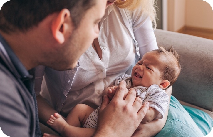 Eltern halten weinendes Baby | Babyservice