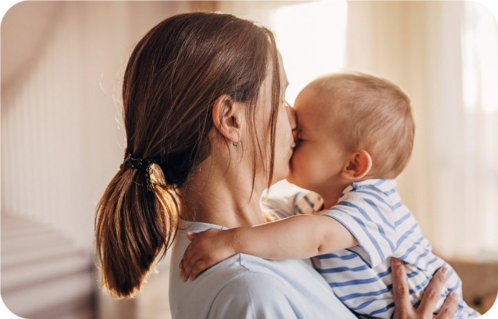 Mutter tröstet Kind _BEBA COMFORT | Babyservice