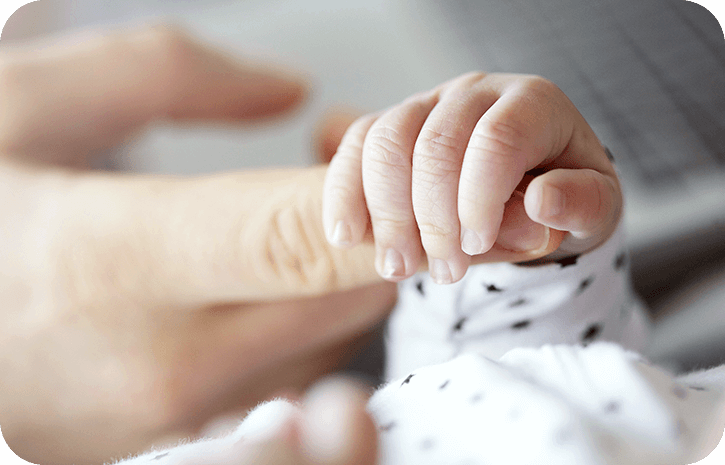 Baby hält die Hand |Babyservice