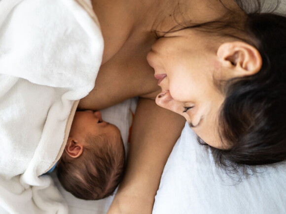 Stillende Frau mit Neugeborenem | Baby&me