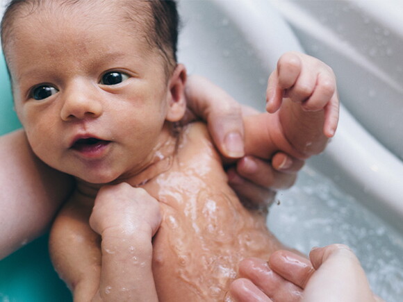 Babys baden und pflegen- hilfreiche Tipps | Baby&me