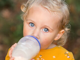 Warum sollten Kleinkinder Kindermilch bekommen? | Baby&me